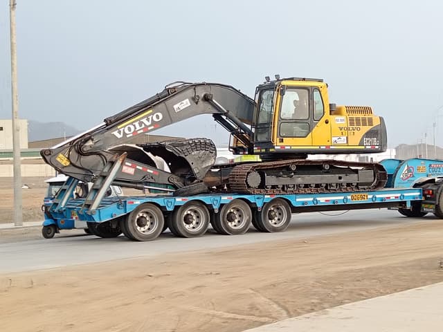 VENTA DE EXCAVADORA VOLVO EC210BL AÑ0 2014 CON 7 MIL HORAS PANTANERAS